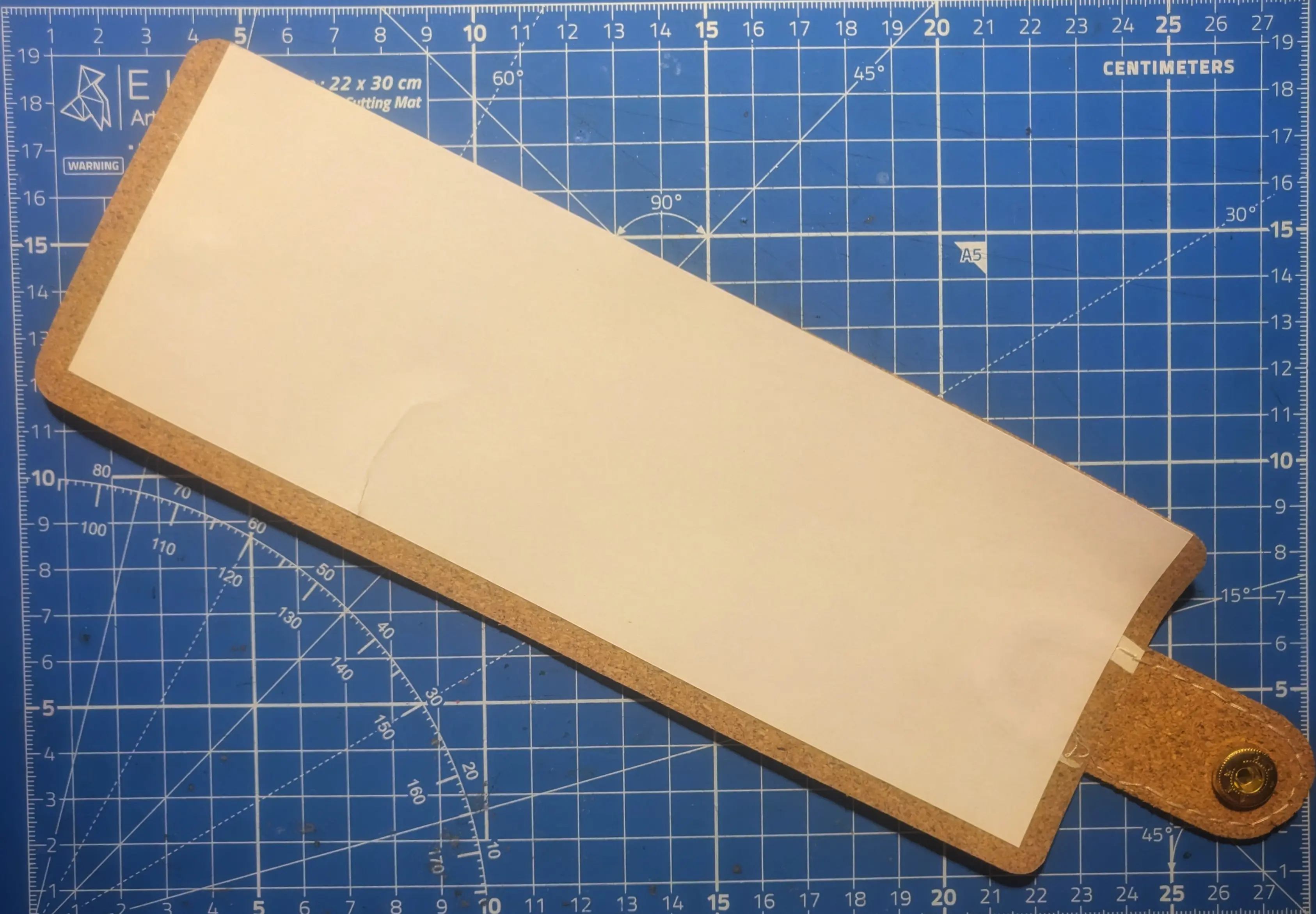 Inside of the stretched-out outer sleeve.
A paper lining has been glued on the inside.
On the right edge of the sleeve, you can see some of the old protective lining still present, where the yarn is stitched on.