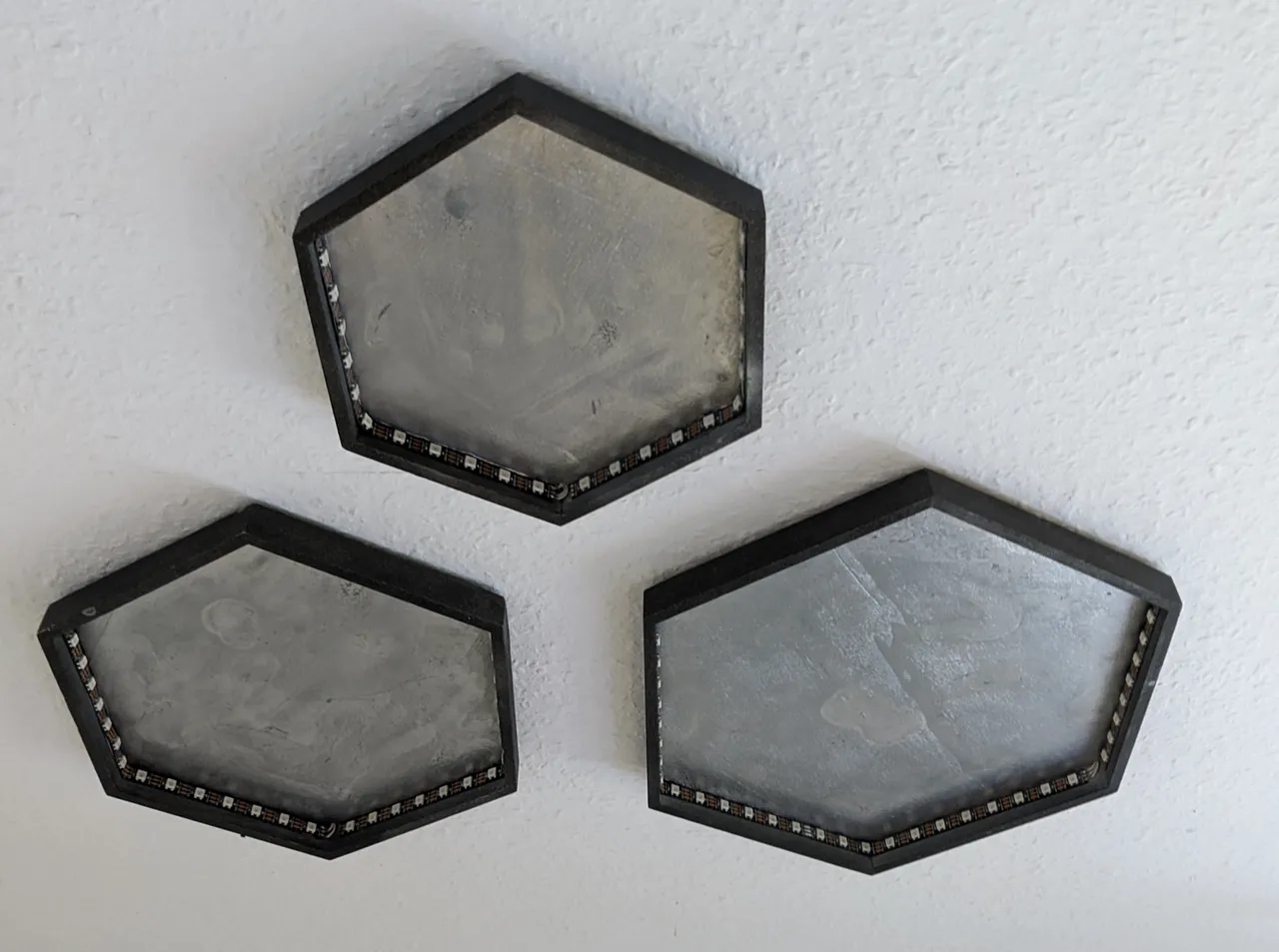 Three lights hanging on the ceiling. (Mounted using the mounting mechinsm)