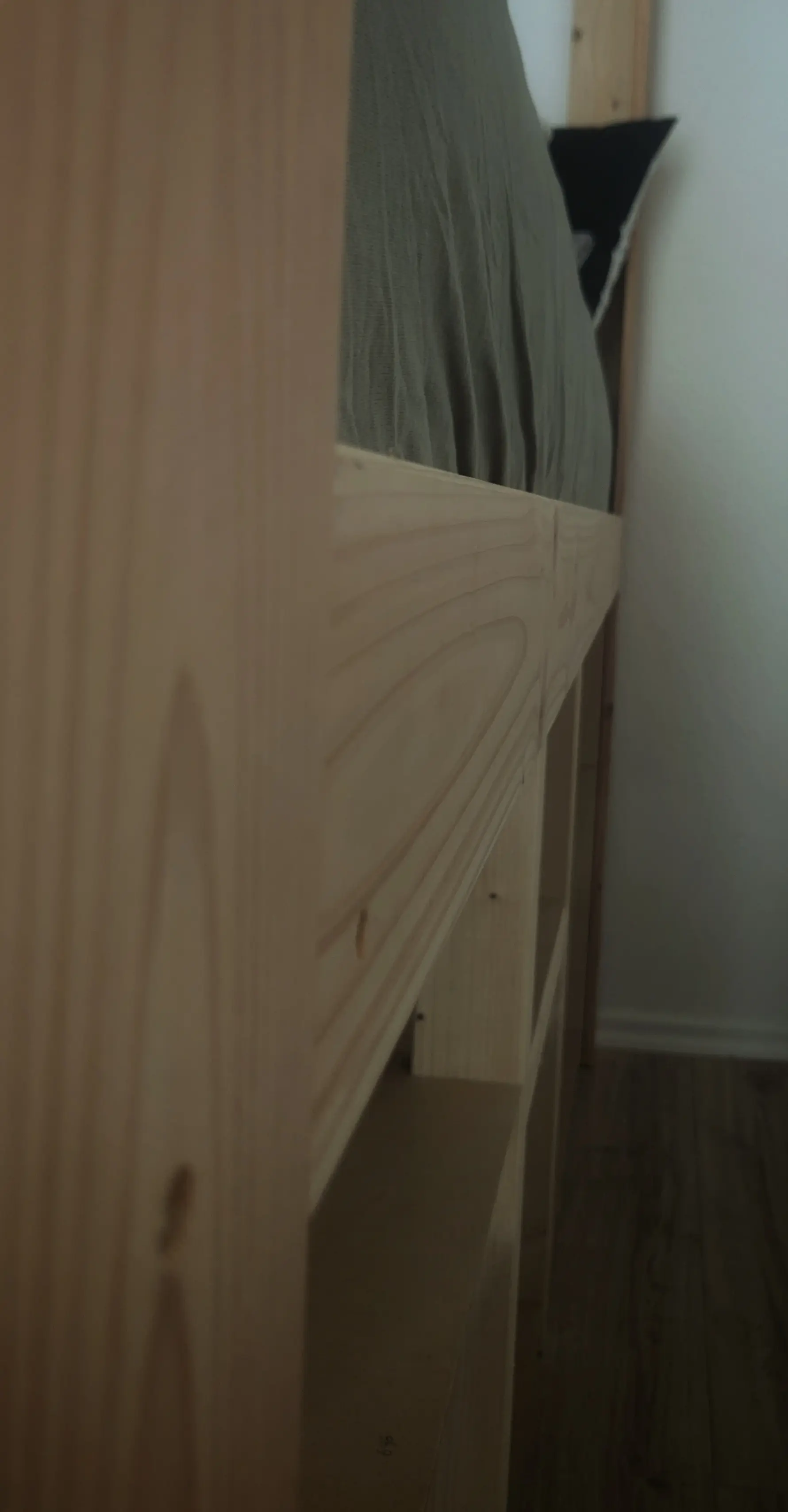 Photo showing the mattress casing beam running all the way from the front of the back to the back. Photo showing the mattress casing beam running all the way from the front of the back to the back.