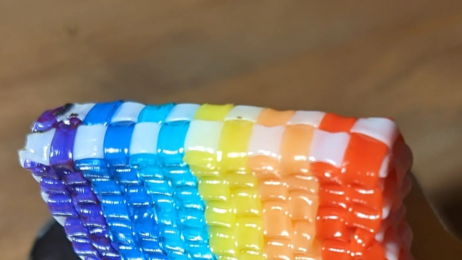 Closeup of the checkerboard pattern of the last knot. The ends of the strands are melted into the layers below, making them basically invisible.