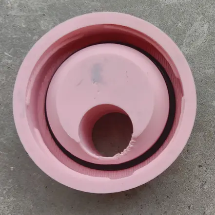 The cap from below, showing a rubber gasket around the inside core
